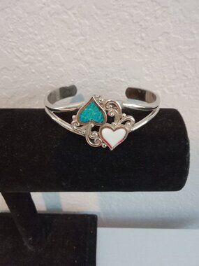 1990's Erica Jewelry Co Cuff Turquoise Chips & White Hearts Design sz. 7 1/2